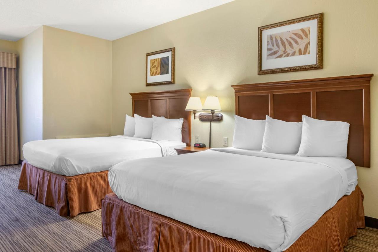 Country & By Radisson, Downtown